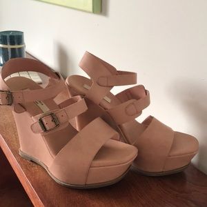 Simply Vera pink platform wedges!